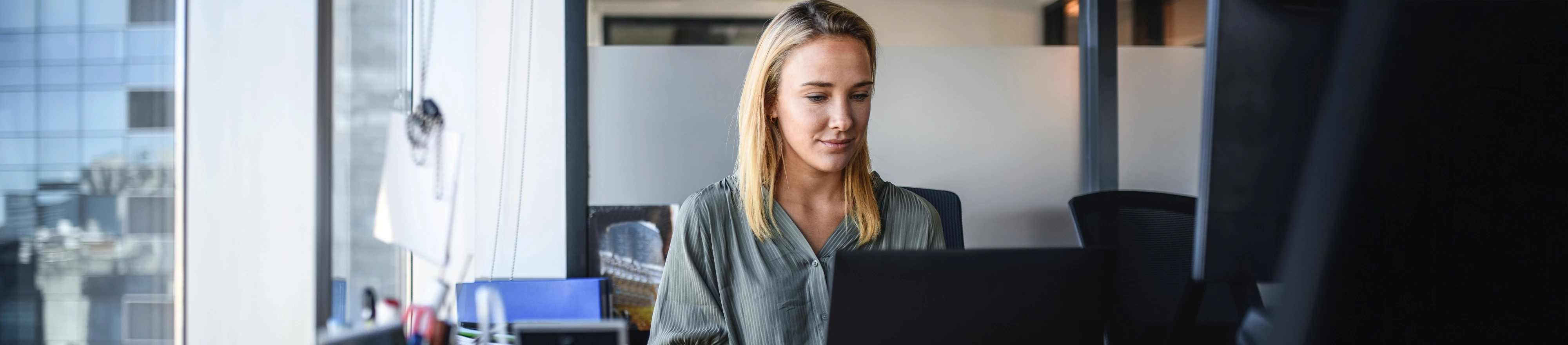 Medewerker op de computer in een kantoor